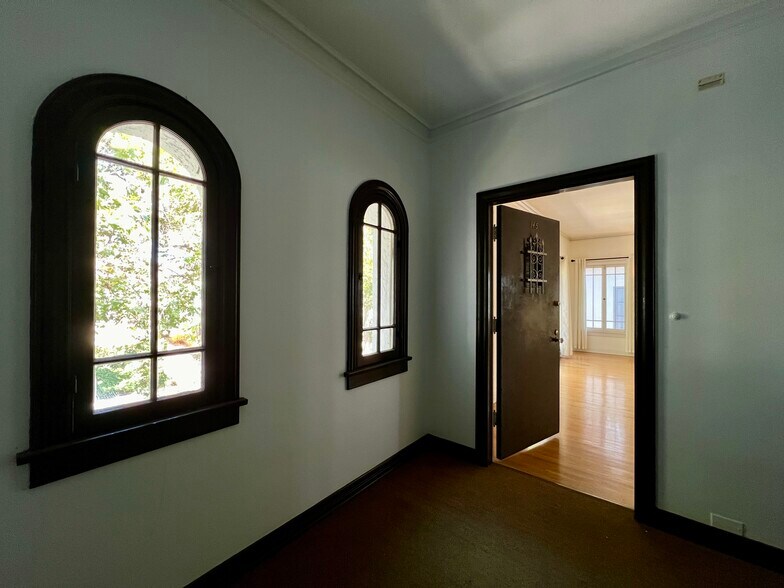 More Photos Of 143 N Sycamore Ave, Los Angeles Multifamily For Sale