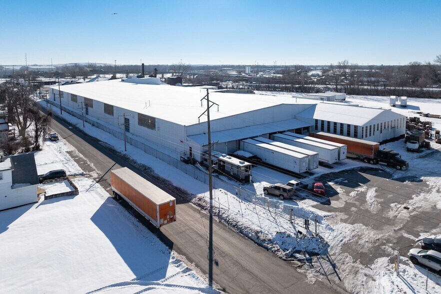 More Photos Of 1200 Bissell St, Venice Warehouse For Sale