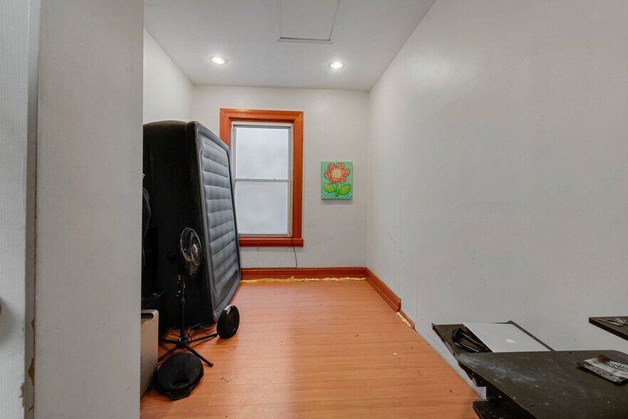 More Photos Of 2112 N Charles St, Baltimore Office For Sale