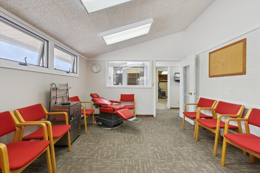 More Photos Of 1003 Mulholland St, Bay City Office For Sale