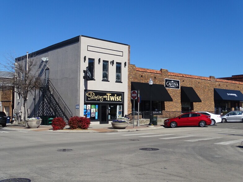 More Photos Of 208 W Oak St, Denton Storefront For Lease
