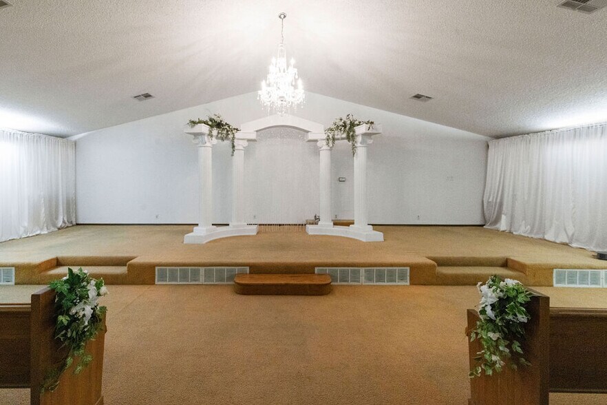 More Photos Of 58225 US-60, Fairland General Retail For Sale