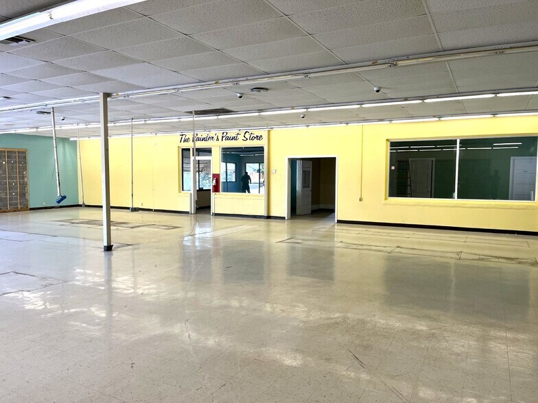More Photos Of 805 W Avenue N, San Angelo Flex For Lease