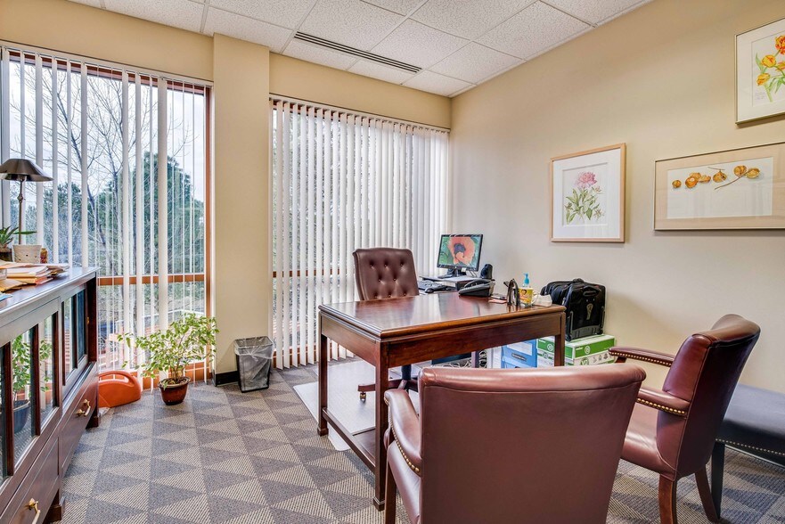 More Photos Of 412 E Parkcenter Blvd, Boise Office For Lease