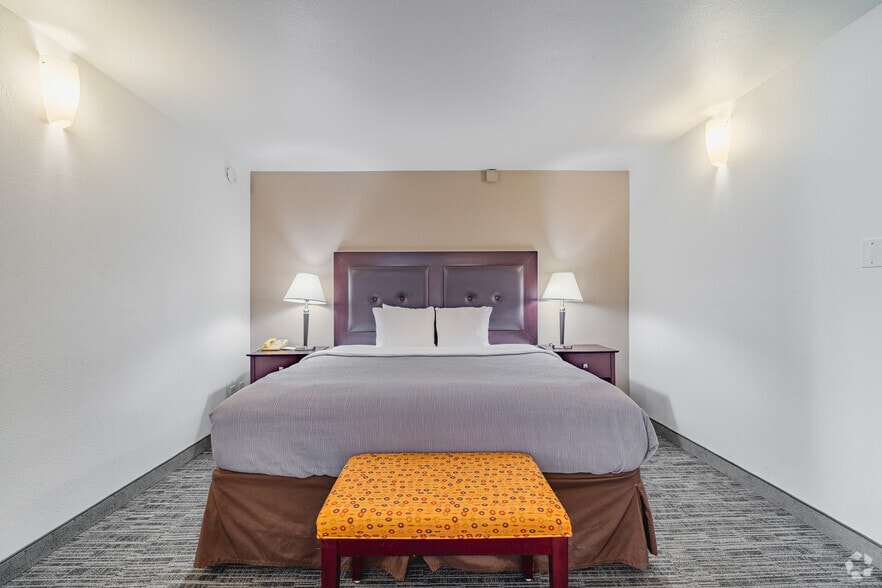 More Photos Of 101 128th St SE, Everett Hotel For Sale