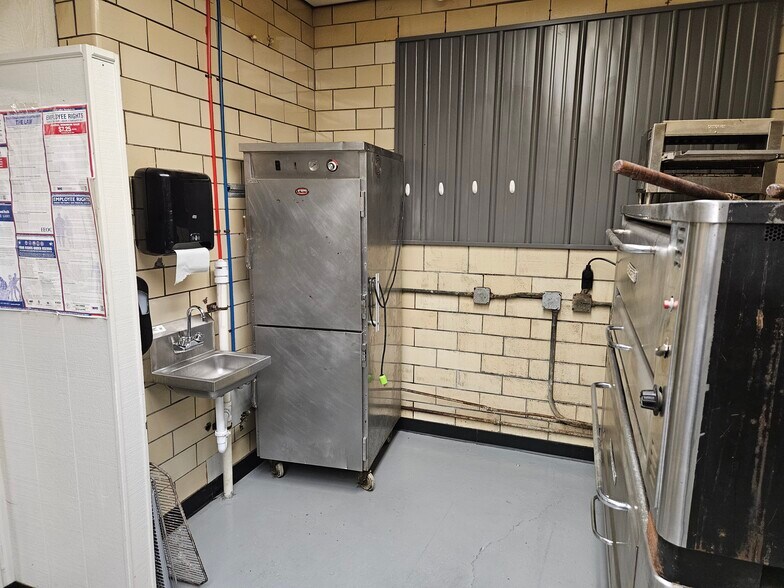 More Photos Of 966 Washington, Evansville Freestanding For Lease