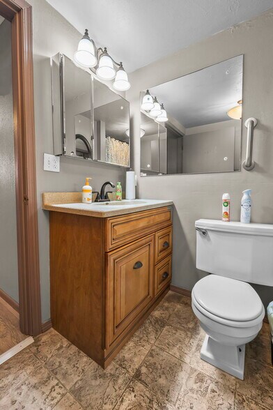 More Photos Of 407 W Saint Joseph St, Perryville Office For Sale