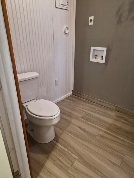 More Photos Of 701 E Pine St, Edgewood Flex For Lease