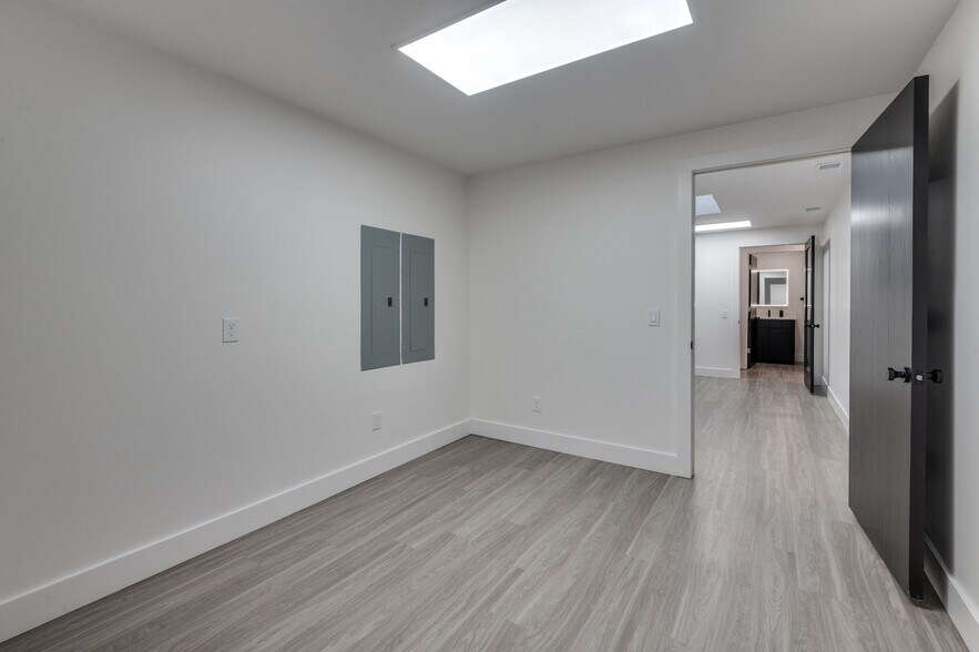 More Photos Of 6550 Lemmon Ave, Dallas Storefront Retail Office For Lease
