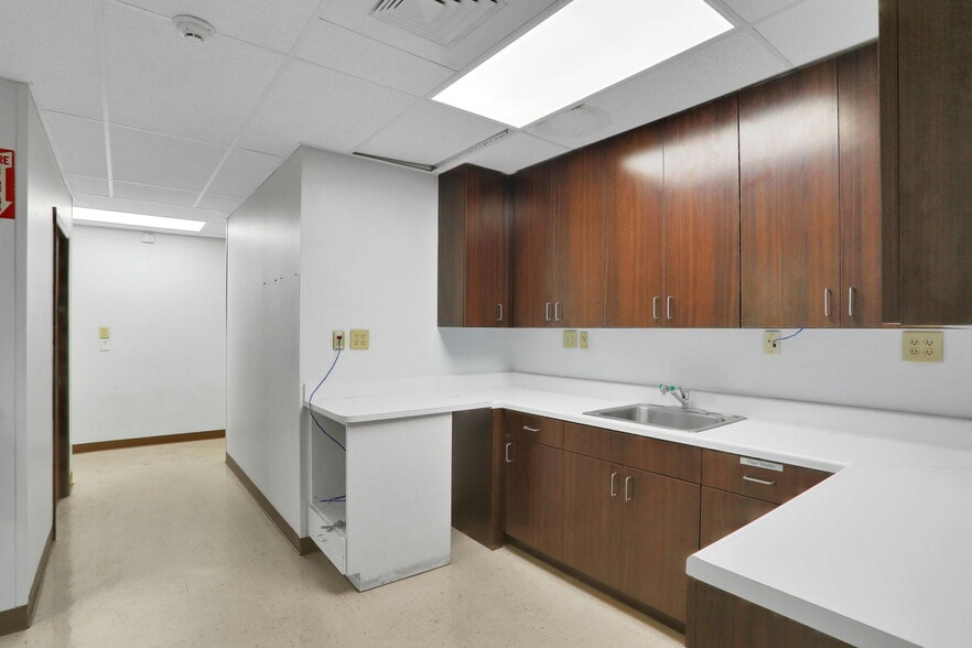 More Photos Of 1736 University Blvd S, Jacksonville Medical For Lease