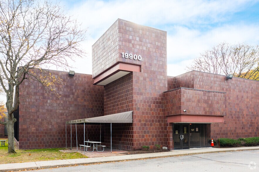 More Photos Of 19900 W 9 Mile Rd, Southfield Office For Sale