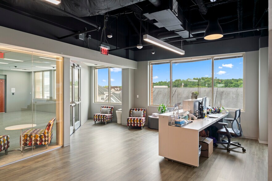 More Photos Of 1602 Village Market Blvd SE, Leesburg Office For Lease