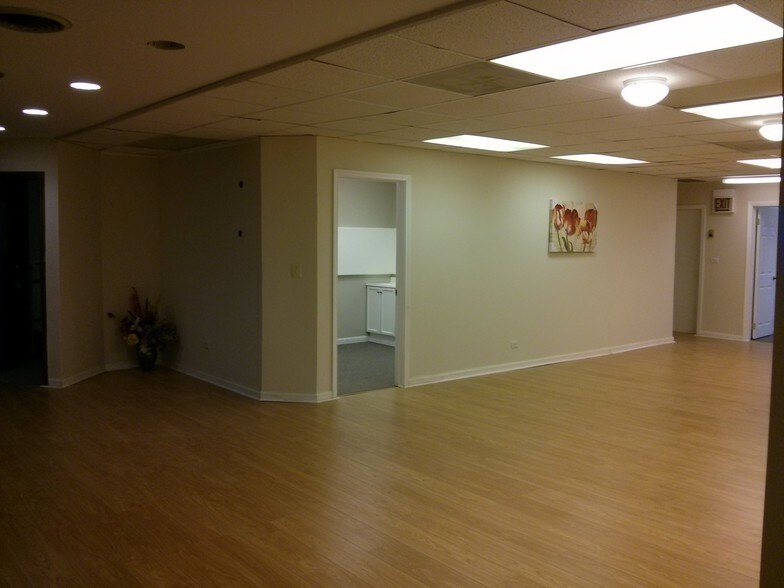 More Photos Of 7107 W Belmont Ave, Chicago Medical For Lease