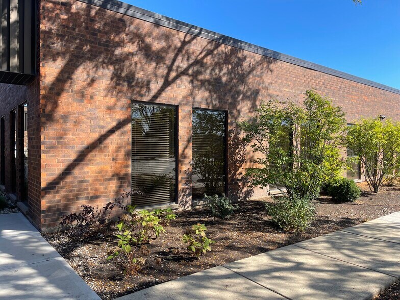 More Photos Of 11 W College Dr, Arlington Heights Flex For Sale