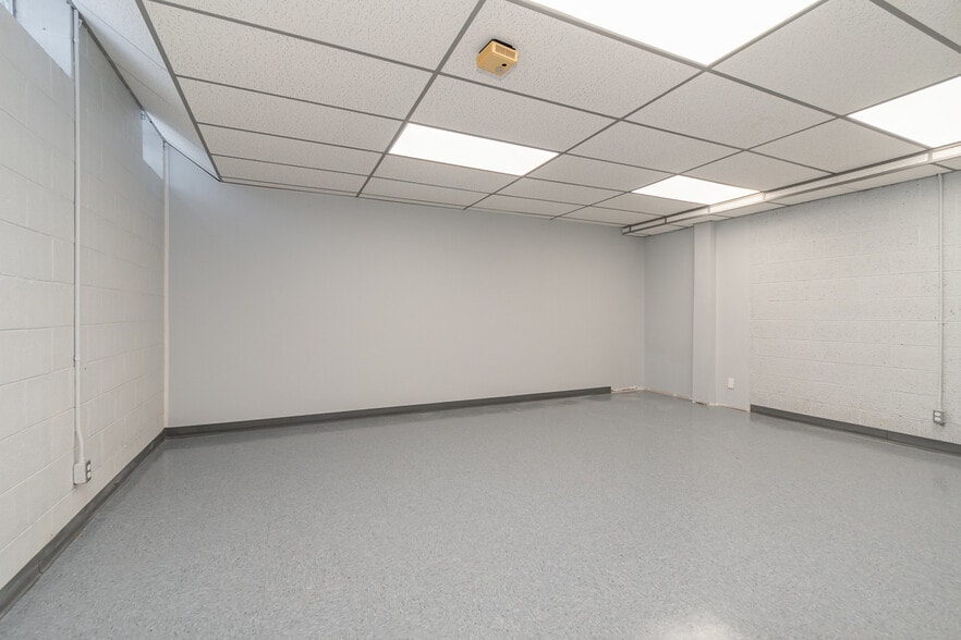 More Photos Of 334 S Water St, Saginaw Office For Sale