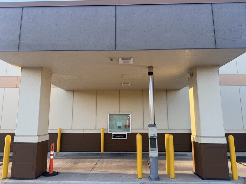 More Photos Of 636 N Main St, Phoenix General Retail For Lease