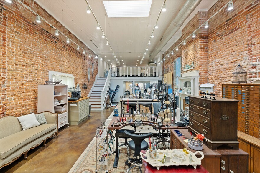 More Photos Of 925 Main St, Bastrop Office Residential For Sale