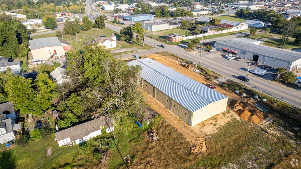 More Photos Of 904 E Russell St, Fayetteville Light Distribution For Lease