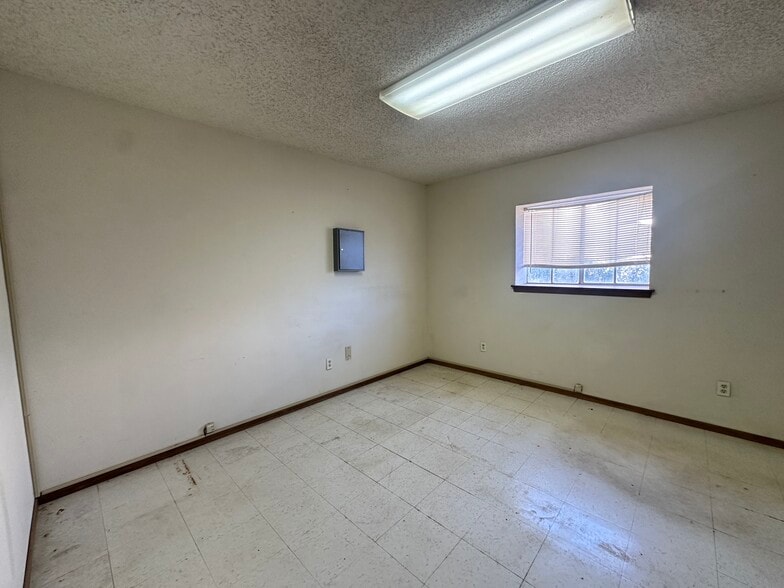 More Photos Of 2222 S Interstate 35, Pearsall Warehouse For Sale