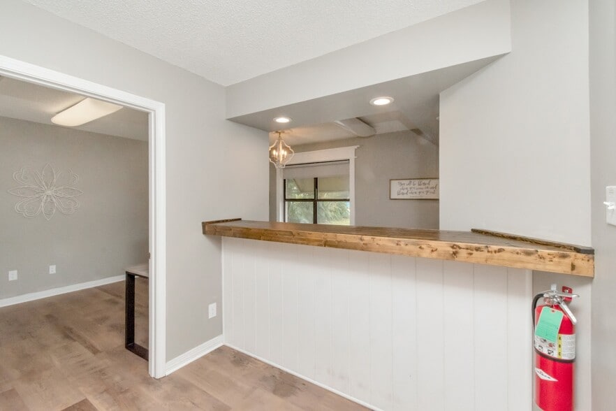 More Photos Of 1962 Spring Hill Ave, Mobile Office For Sale