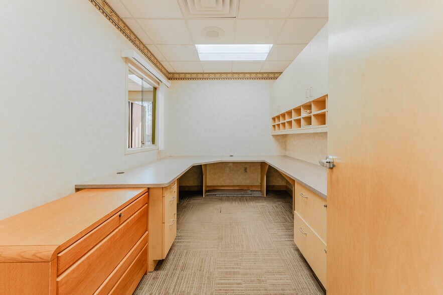 More Photos Of 1875 West Pointe Dr, Oshkosh Medical For Sale