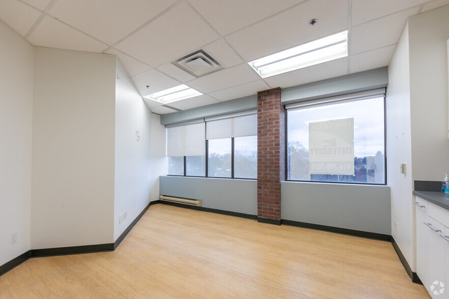 More Photos Of 1603-1615 Dundas St E, Whitby Unknown For Lease