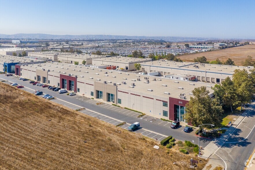 More Photos Of 7577 Airway Rd, San Diego Warehouse For Sale