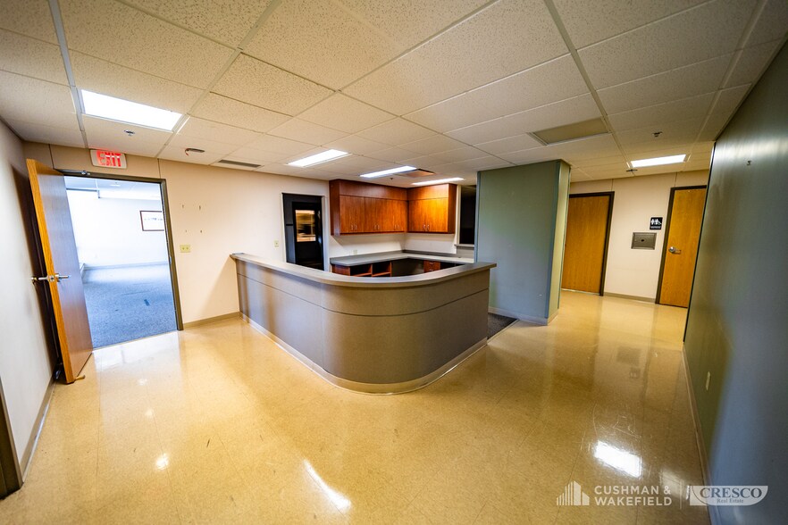 More Photos Of 6900 Pearl Rd, Middleburg Heights Medical For Lease
