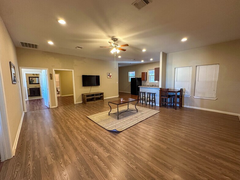 More Photos Of 193 Welco Ln, Jourdanton Warehouse For Sale