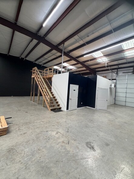 More Photos Of 13215 Judson Rd, San Antonio Showroom For Lease