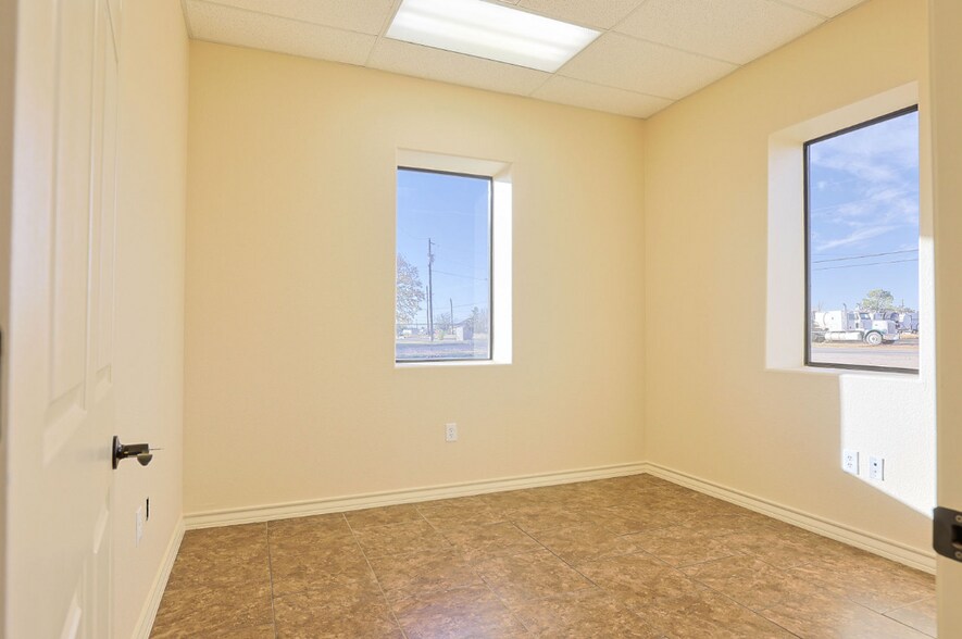 More Photos Of 2914 N County Road 1140, Midland Warehouse For Lease