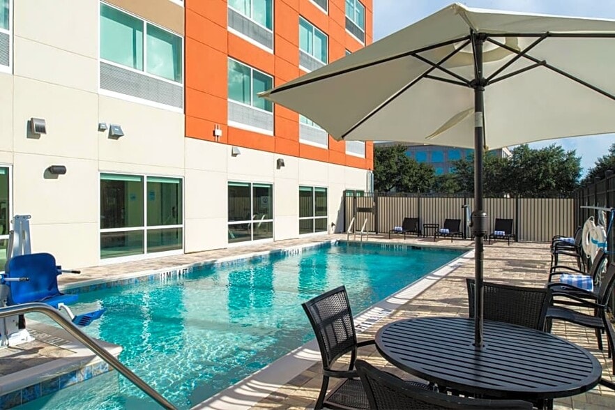 More Photos Of 2776 Destination Pky, Orlando Hotel For Sale