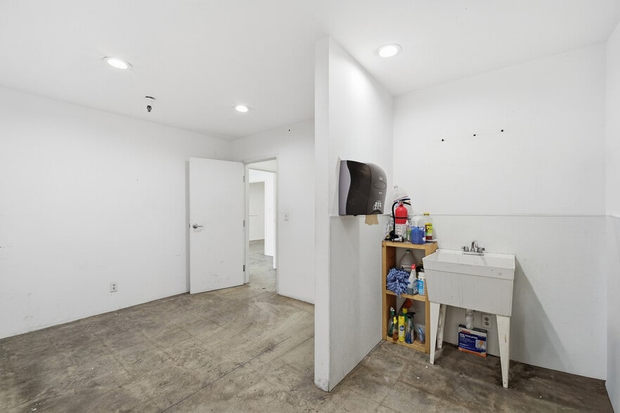 More Photos Of 805 Traction Ave, Los Angeles Showroom For Lease