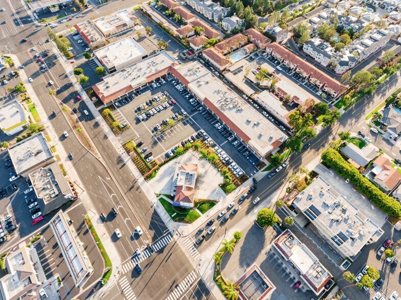 More Photos Of 3033 Bristol St, Costa Mesa Storefront For Lease