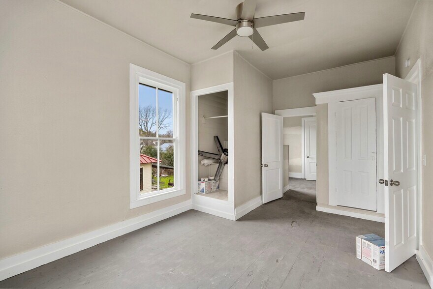 More Photos Of 901 N Saint Joseph St, Gonzales Office For Sale