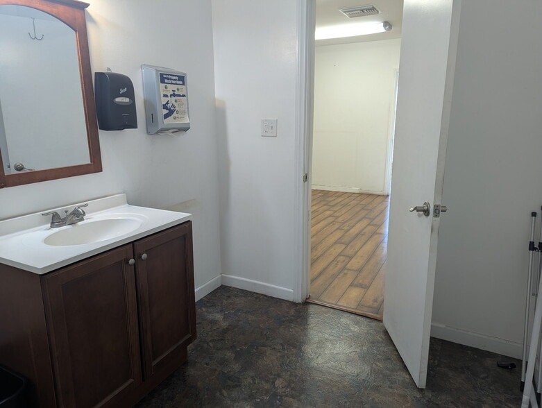 More Photos Of 530 Cypress Ave, Hermosa Beach Warehouse For Lease