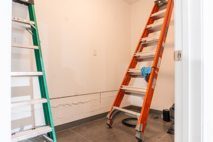 More Photos Of 122 Atando Ave, Charlotte Service For Lease