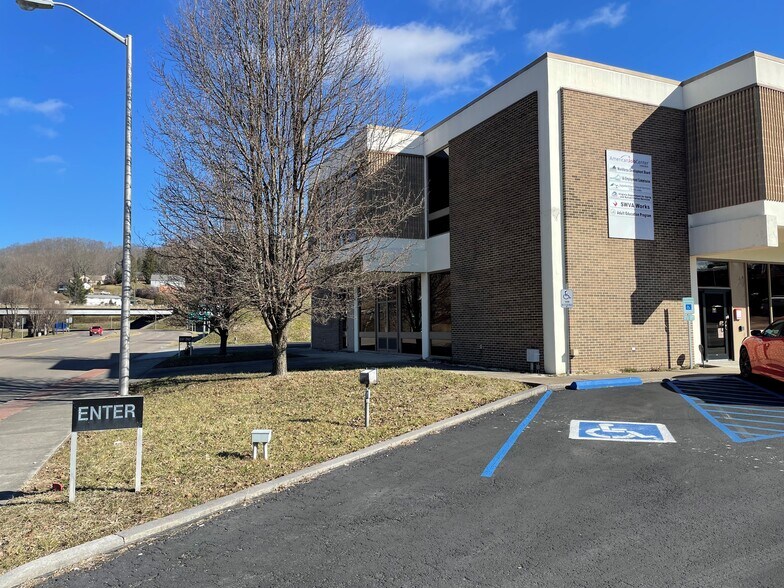 More Photos Of 501 Railroad Ave, Richlands Bank For Sale