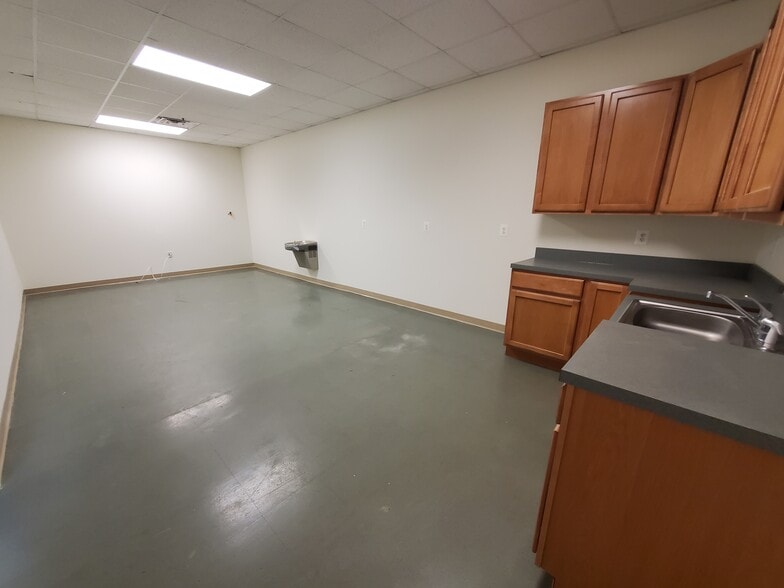 More Photos Of 3619 Richmond Hwy, Stafford Light Distribution For Sale