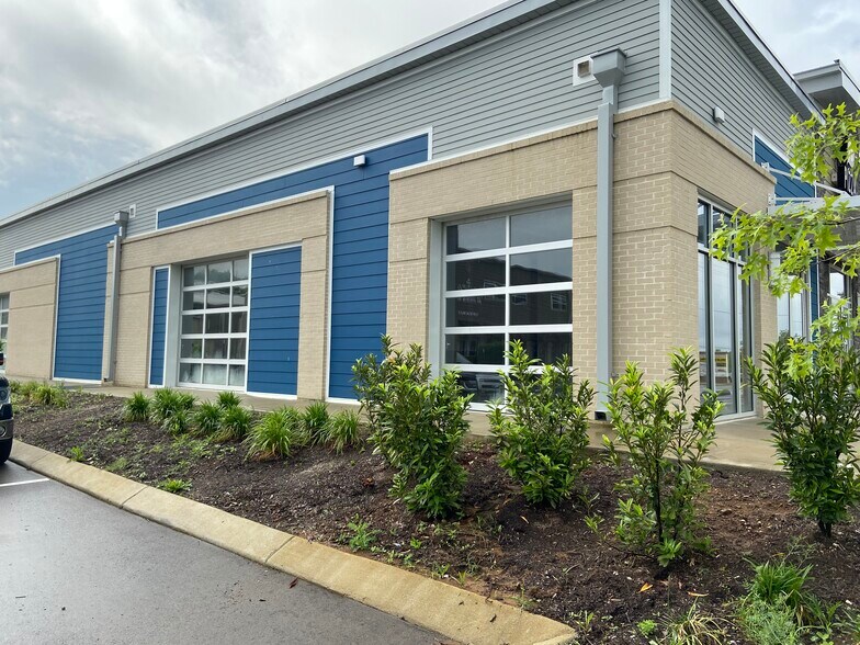 More Photos Of 4920 Port Royal Rd, Spring Hill Storefront For Lease