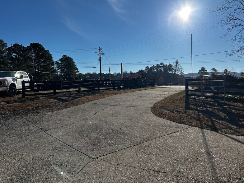 More Photos Of 5695 Hwy 400, Cumming Freestanding For Sale