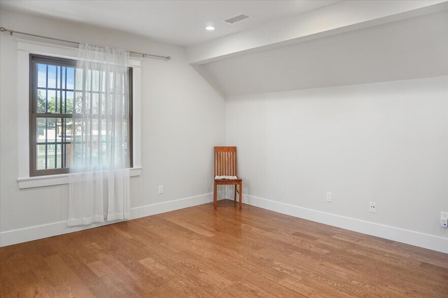 More Photos Of 1191 E Walnut St, Pasadena Office Residential For Sale