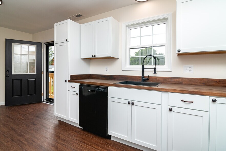 More Photos Of 105 E Adams St, Georgetown Apartments For Sale