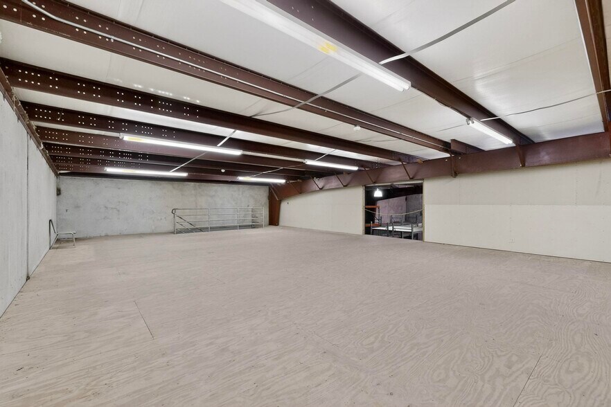 More Photos Of 2620 Carson St, Haltom City Light Distribution For Lease