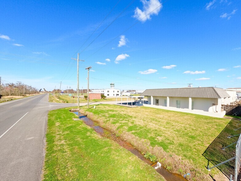 More Photos Of 101 Menard Rd, Houma Light Manufacturing For Lease