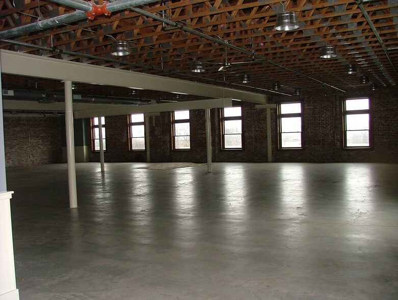 More Photos Of 209 S Wall St, Calhoun Storefront For Lease