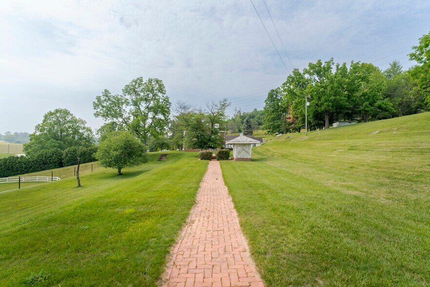 More Photos Of 610 New Hope Rd, Staunton Specialty For Sale