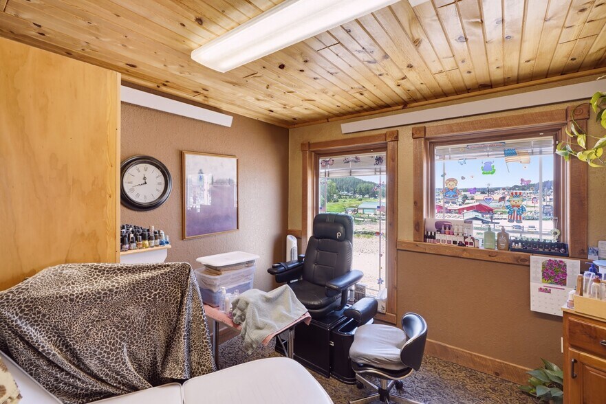 More Photos Of 1100 Mount Rushmore Rd, Custer Flex For Sale