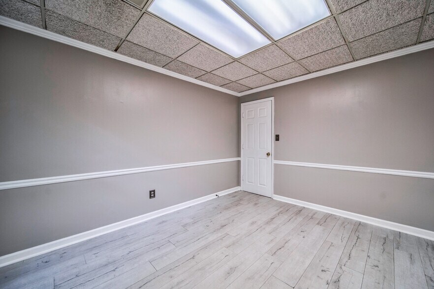 More Photos Of 425 E Crossville Rd, Roswell Office For Sale