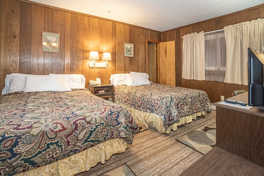 More Photos Of 314 Chippewa St, Ontonagon Hotel For Sale
